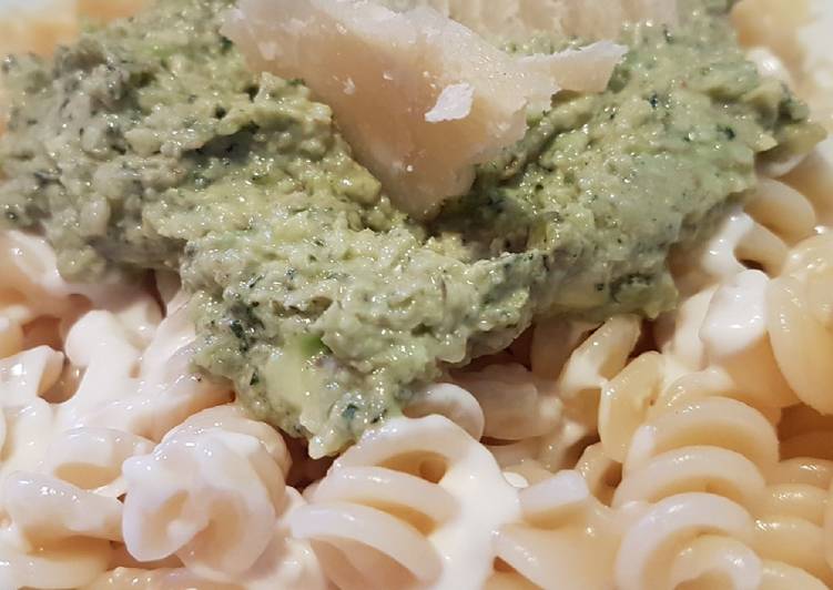 Pasta con Pesto de Aguacate y Nueces