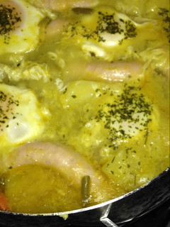 Una foto de Patatas con salchichas y huevos cocidos campera