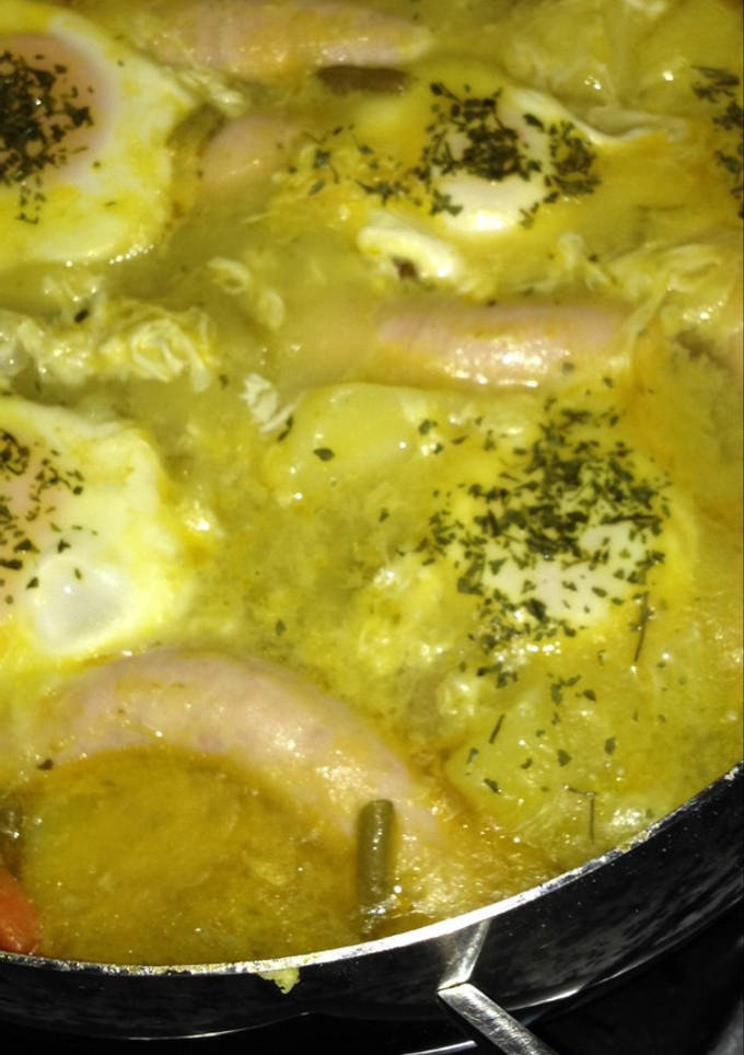Una foto de Patatas con salchichas y huevos cocidos campera