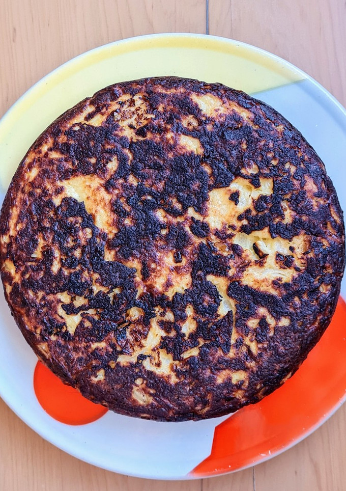 Una foto de Torta de cebolla y avena 🧅 en sartén 🧅 Torta de cebolla sin horno y en versión saludable