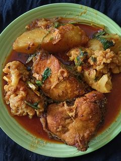 ফুলকপি ও আলু দিয়ে মাছ(fulkopi aloo diye mach recipe in Bengali) রেসিপির প্রধান ছবি