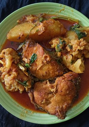 ফুলকপি ও আলু দিয়ে মাছ(fulkopi aloo diye mach recipe in Bengali) রেসিপির প্রধান ছবি