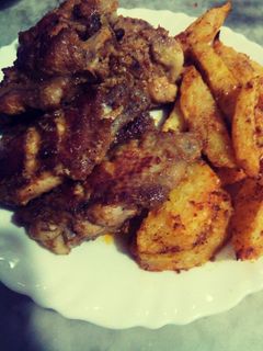 صورة لوصفة 🍗🍟 اجنحة الدجاج بالبطاطا محمرة في الفرن 🍗🍟