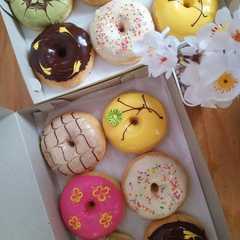 A picture of Donat pisang glaze topping.
