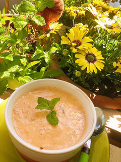 Una foto de Sopa fría de tomate, melón y coco en Mambo