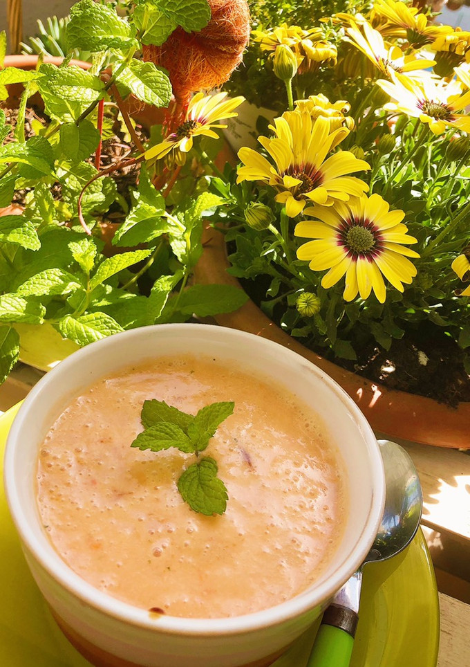 Una foto de Sopa fría de tomate, melón y coco en Mambo
