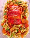 Cerdo con pimiento morrón y zanahorias en salsa de tomate