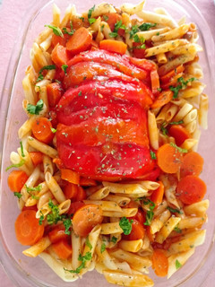 Una foto de Cerdo con pimiento morrón y zanahorias en salsa de tomate