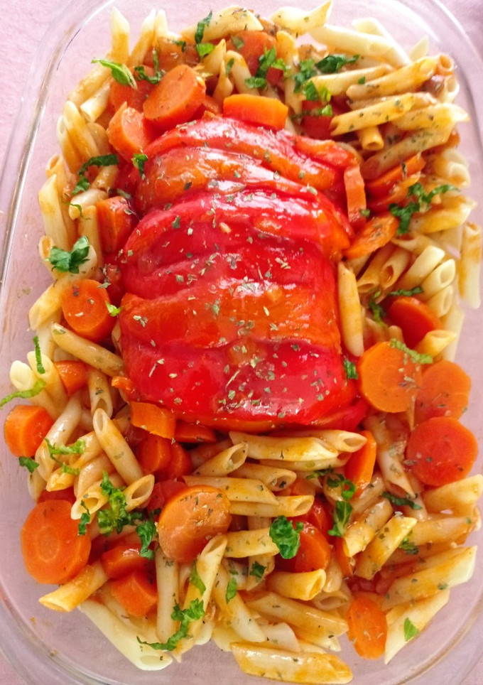 Una foto de Cerdo con pimiento morrón y zanahorias en salsa de tomate