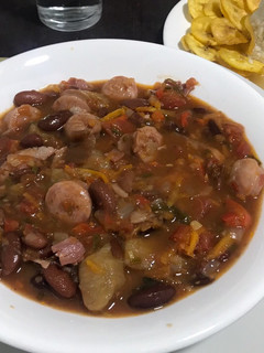 Una foto de Frijoles con cerveza y chorizo