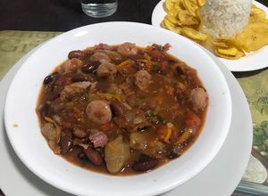 Una foto de Frijoles con cerveza y chorizo