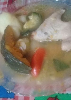 Una foto de Sopa de alas de pollo y verduras