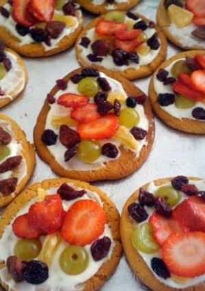 A picture of fruit pizza.