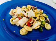Una foto di cozze e calamari
