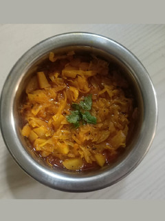 કોબી બટાકા નું શાક (Cabbage Bataka Shak Recipe In Gujarati) રેસીપી મુખ્ય ફોટો