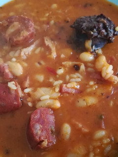 Una foto de Habichuelas blancas con bacon, morcilla y chorizo