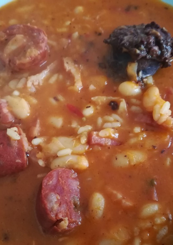 Una foto de Habichuelas blancas con bacon, morcilla y chorizo