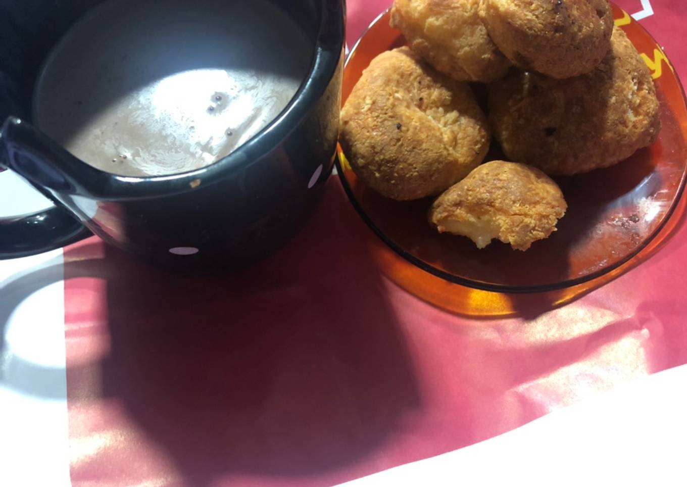 Pan de queso (sin gluten) con chocolate caliente