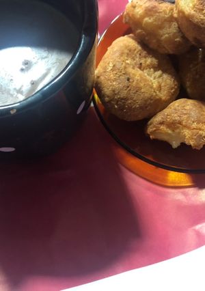 Una foto de Pan de queso (sin gluten) con chocolate caliente