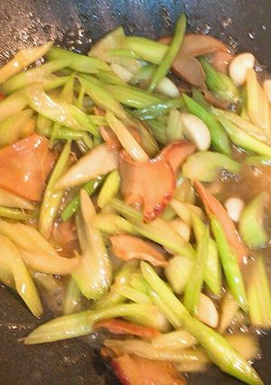 西洋芹炒罐頭鮑魚 的食譜成品照片