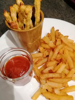 Une photo de Nuggets de poulet en stick, ketchup maison