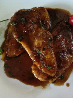 Una foto de Pechuga de pollo con salsa Perrins