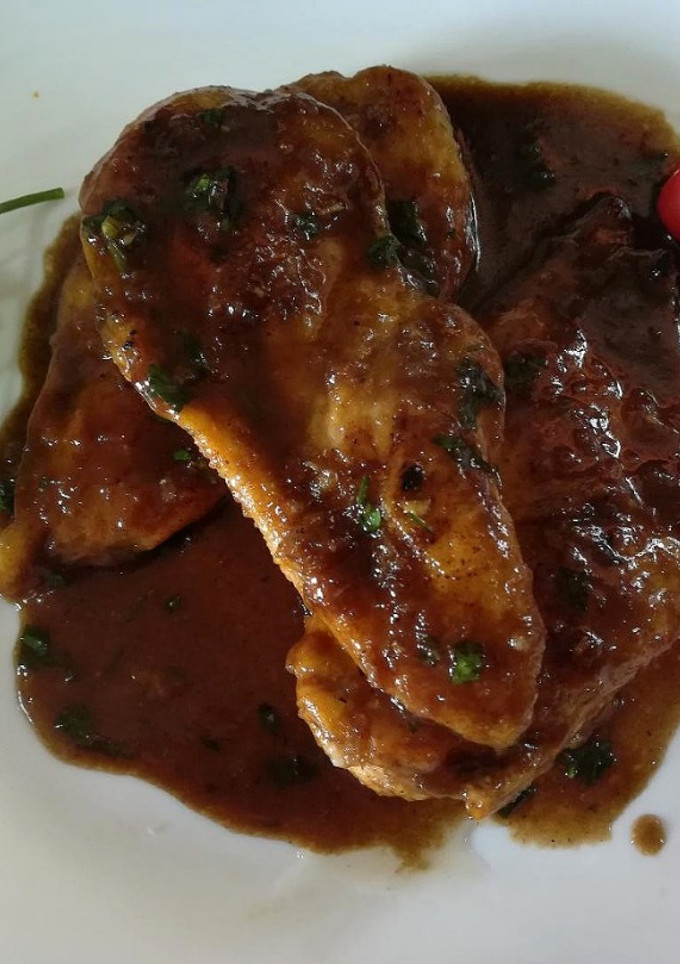 Una foto de Pechuga de pollo con salsa Perrins