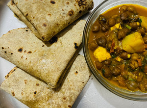 A picture of Ragi Matar Roti with a hint of Kasoori Methi.