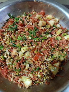 मिक्स स्प्राऊट सलाड (mix sprouts salad recipe in marathi) रेसिपी चे मुख्य फोटो
