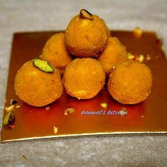 A picture of Besan laddu.