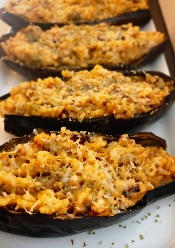 Una foto de Berenjenas rellenas de arroz, atún y queso (en freidora de aire)