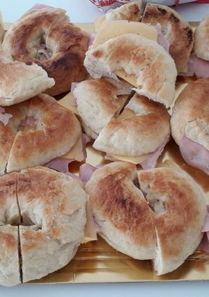 Una foto de Baguels con jamón y queso