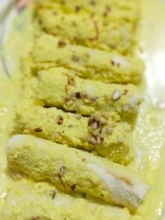 ब्रेड रोल पीली मिठाई (bread roll pili mithai recipe in Hindi) रेसिपी मुख्य फोटो