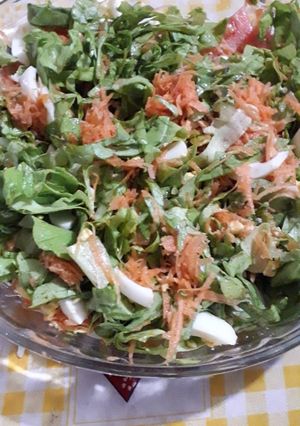 Una foto de Ensalada rústica y saludable 👍🌹