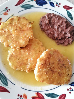 Una foto de Tortitas de avena y amaranto con pollo en salsa verde