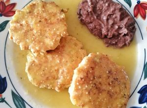 Una foto de Tortitas de avena y amaranto con pollo en salsa verde