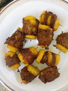 A picture of Fried Arish potatoes (dankali mai nama).