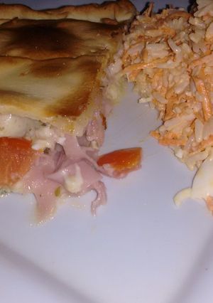 Una foto de Tarta de jamón, mozarella, tomates y huevo duro