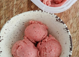 Una foto de Helado de fresas y yogurt🍧