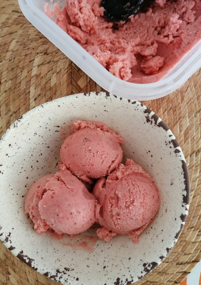 Una foto de Helado de fresas y yogurt🍧