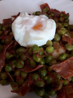 Una foto de Guisantes con jamón tomate y huevo