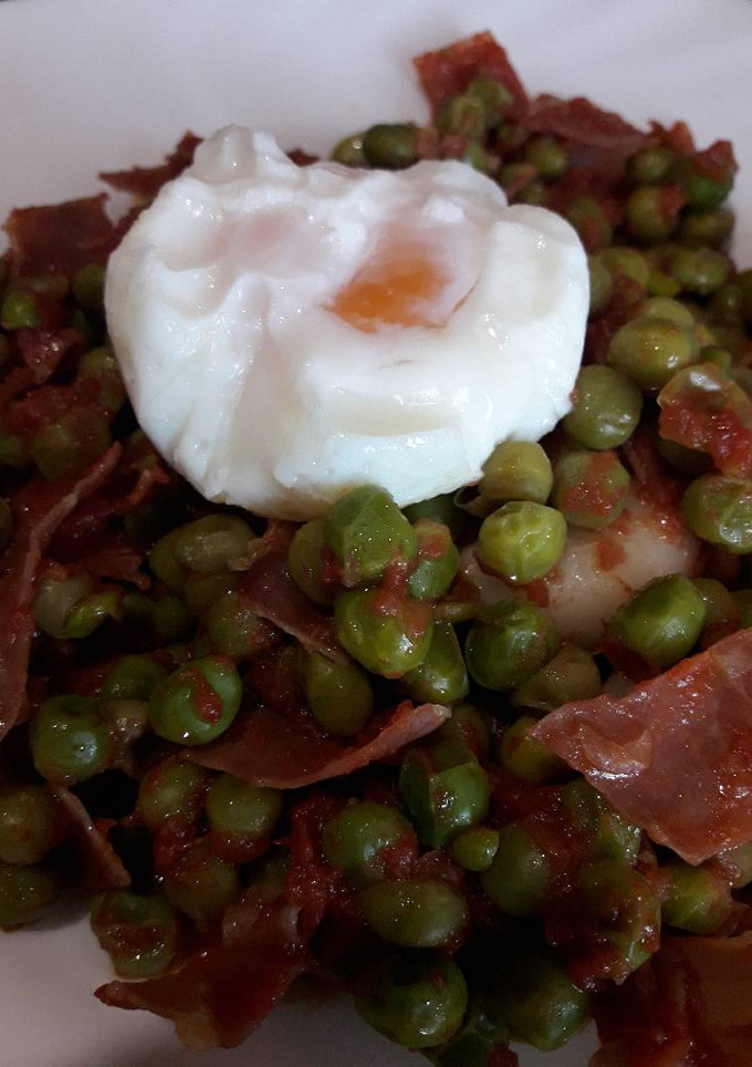 Una foto de Guisantes con jamón tomate y huevo
