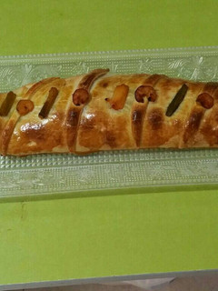 Una foto de Brazo de gitano salado relleno gambas ajos tiernos y espárragos