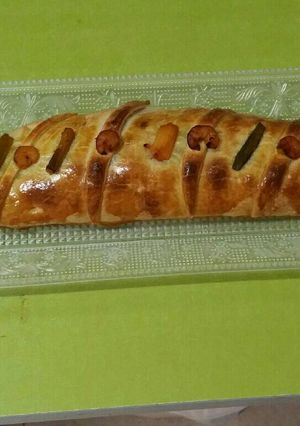 Una foto de Brazo de gitano salado relleno gambas ajos tiernos y espárragos