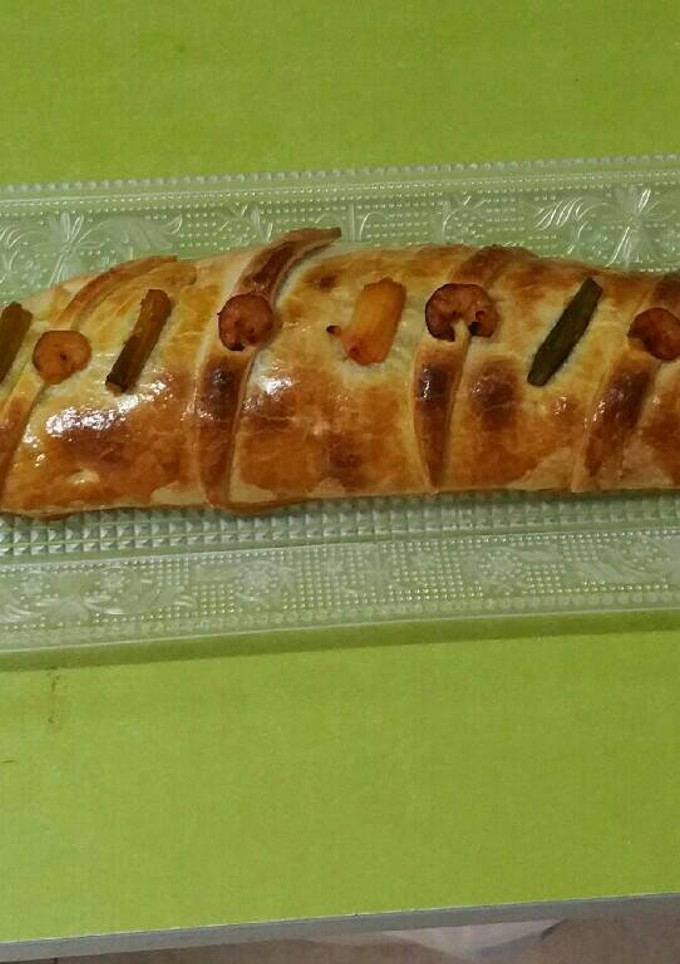Una foto de Brazo de gitano salado relleno gambas ajos tiernos y espárragos