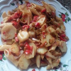 A picture of Fried spicy macaroni with Irish.
