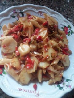 A picture of Fried spicy macaroni with Irish.