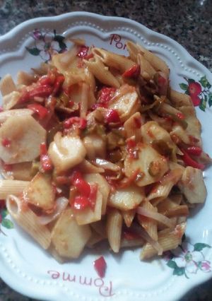 A picture of Fried spicy macaroni with Irish.