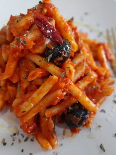 Una foto de Macarrones con salchichas y olivas negras en salsa de tomate