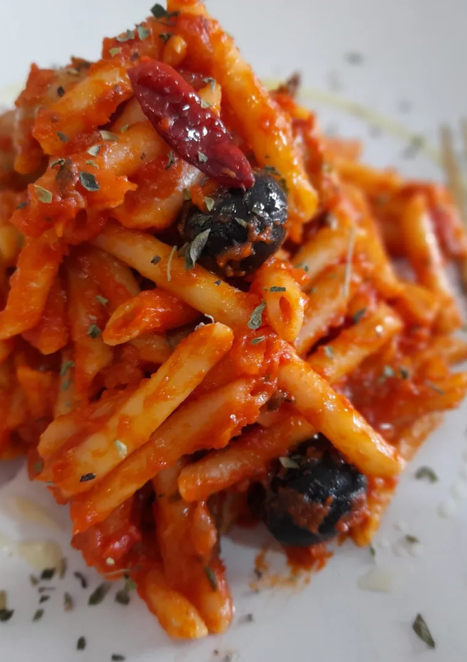 Una foto de Macarrones con salchichas y olivas negras en salsa de tomate